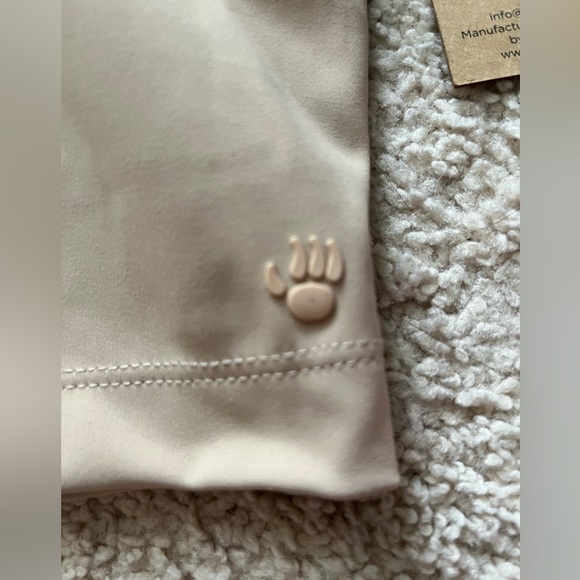 NWT Bearpaw Outdoors Beige Crop Tank with Built- In Bra Size Small RARE 🐾 - Picture 2 of 8